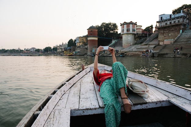 Mulher ocidental, mentindo, ligado, um, bote, levando, selfies, em, varanasi