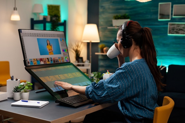 Mulher ocupada como editora usando fones de ouvido