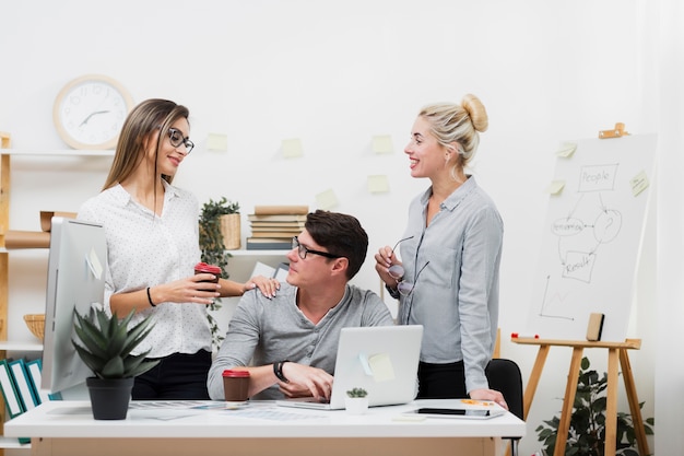 Mulher oferecendo café para um homem no escritório