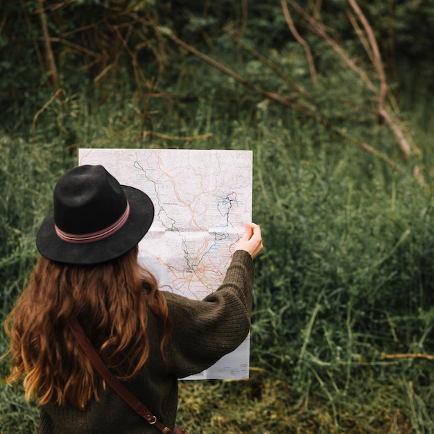 Foto grátis mulher olha, em, um, mapa, em, natureza