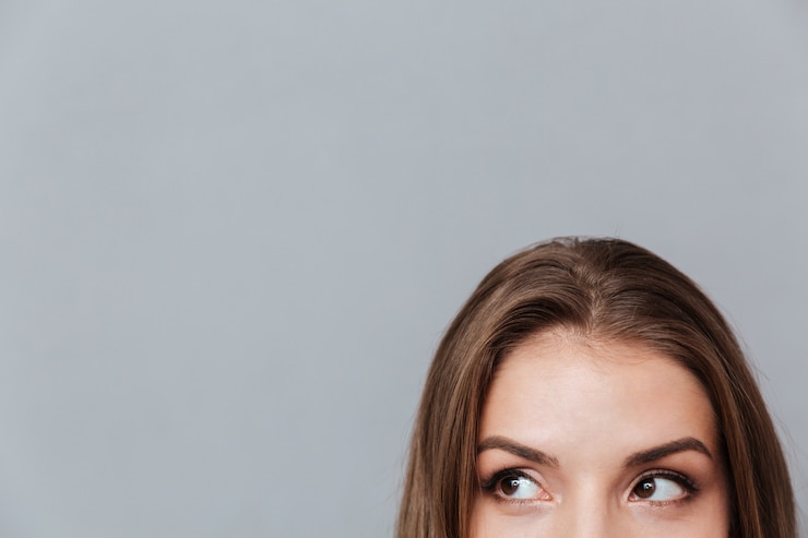 Foto grátis mulher olhando desconfiado