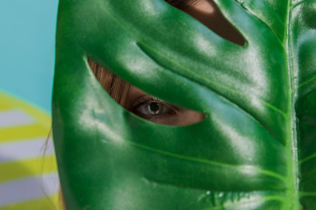 Foto grátis mulher, olhando, folha verde