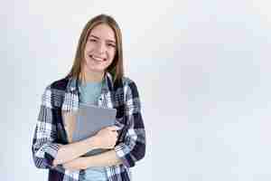 Foto grátis mulher olhando para a câmera enquanto segura alguns livros