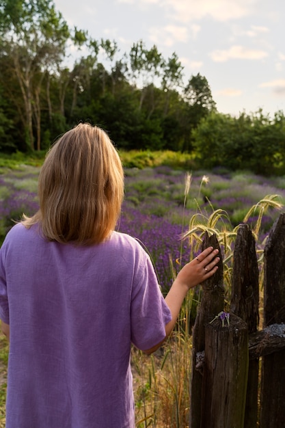 Mulher olhando para a vista traseira do campo de lavanda