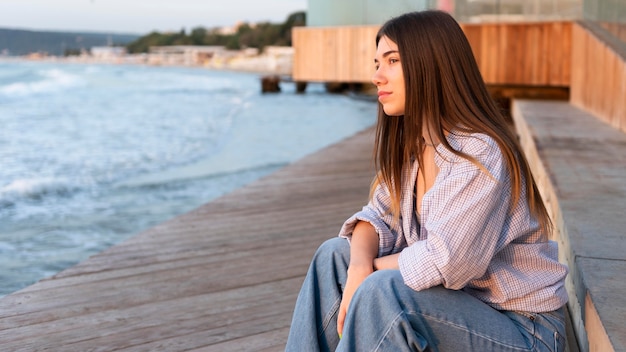 Foto grátis mulher olhando para o mar