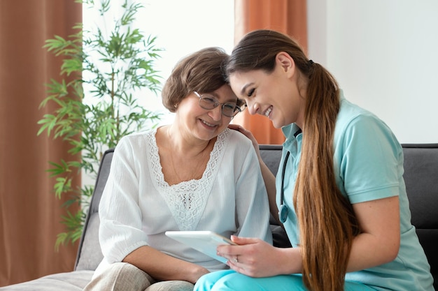 Mulher olhando para tablet médio