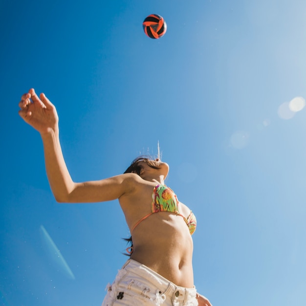 Foto grátis mulher olhando para voleibol