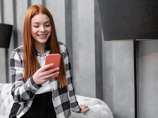 Mulher olhando telefone, tiro médio