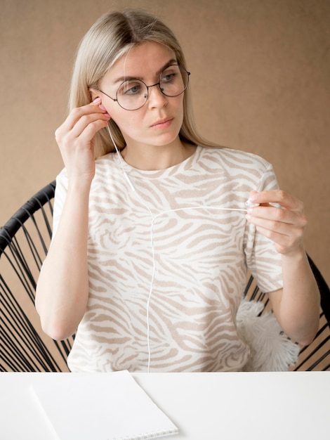 Foto grátis mulher organizando seus fones de ouvido