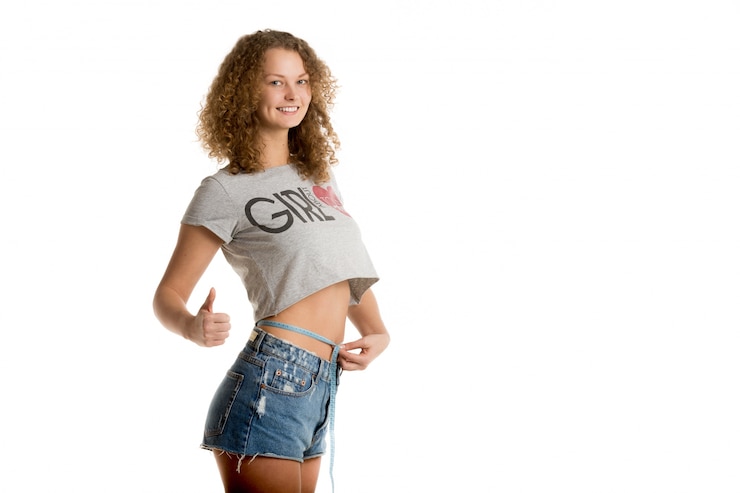 Foto grátis mulher orgulhosa que mede sua cintura