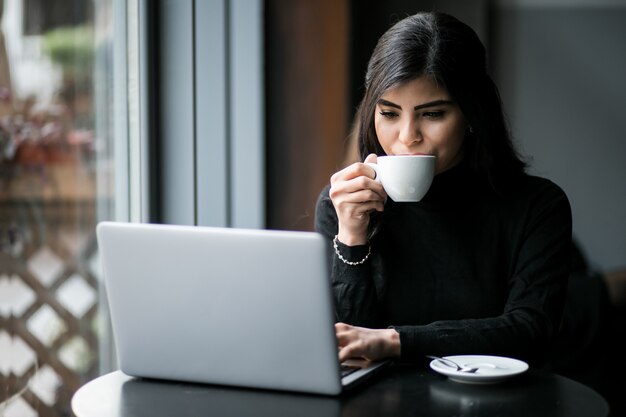 Mulher oriental em um café