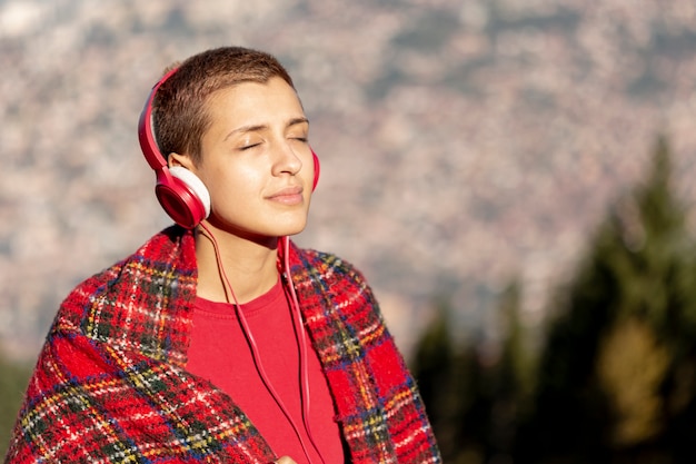 Foto grátis mulher ouvindo música ao ar livre