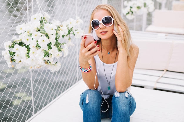 Foto grátis mulher ouvindo música e usando smartphone