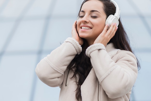 Foto grátis mulher ouvindo música em fones de ouvido