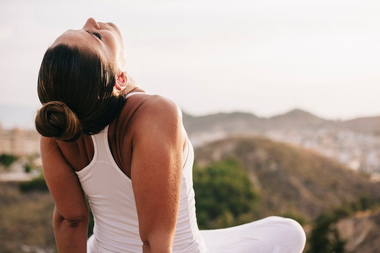 Foto grátis mulher pacífica ao ar livre