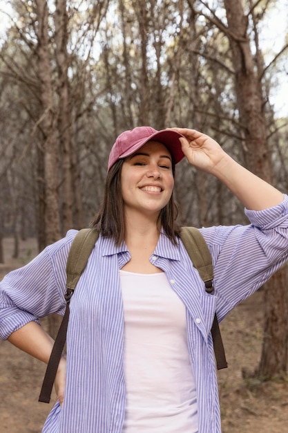 Mulher pacífica curtindo a natureza