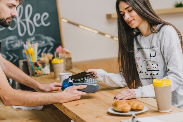 Mulher, pagar, com, smartphone, em, café