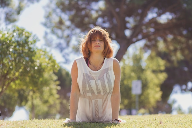 Mulher, para cima, facing-dog, pose, parque