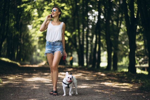 Mulher, parque, com, buldogue francês, conversa telefone