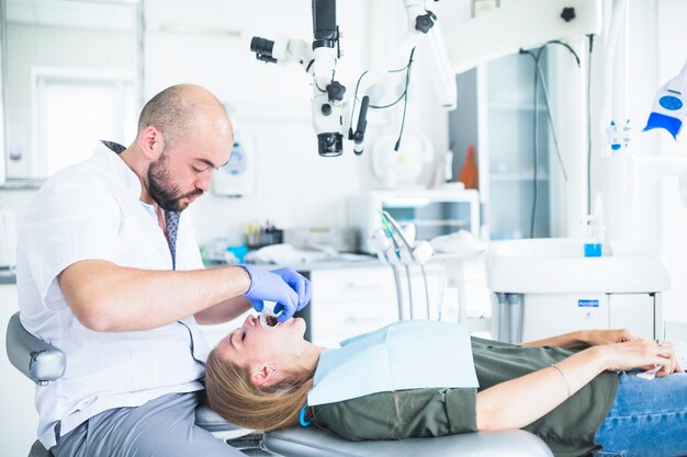 Mulher passando por tratamento odontológico com expansor