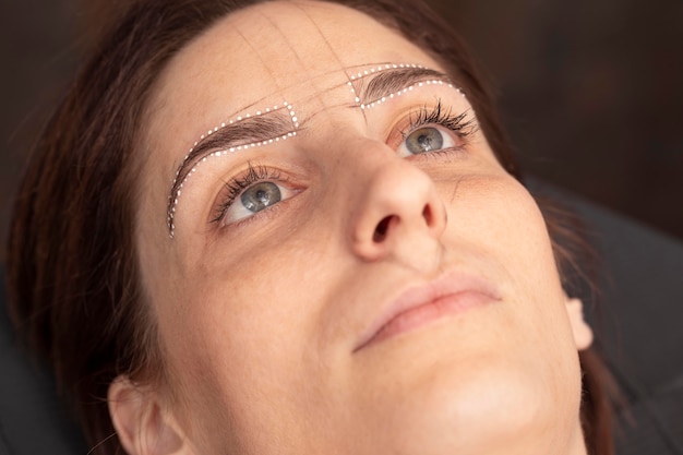 Foto grátis mulher passando por um tratamento de microblading