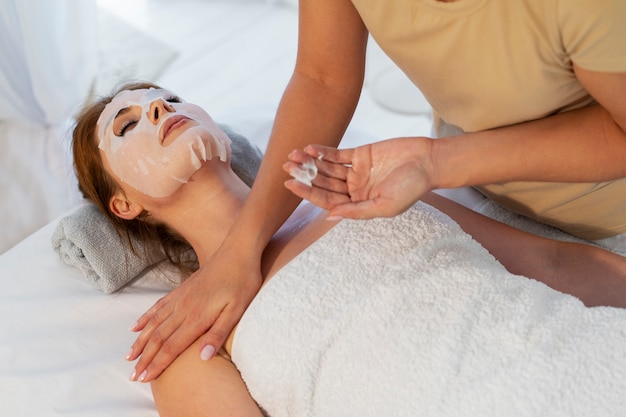 Foto grátis mulher passando tempo no spa com um tratamento de máscara facial