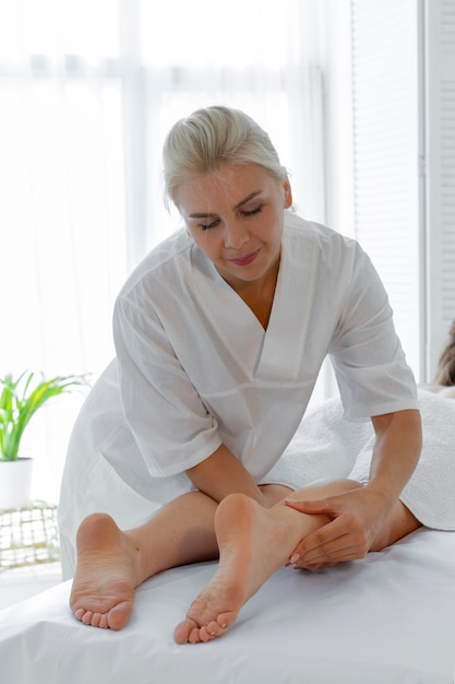 Mulher passando tempo no spa e recebendo uma massagem relaxante