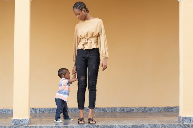 Foto grátis mulher passando um tempo com seu filho preto