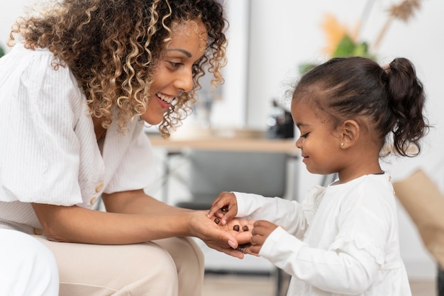 Mulher passando um tempo com sua filha