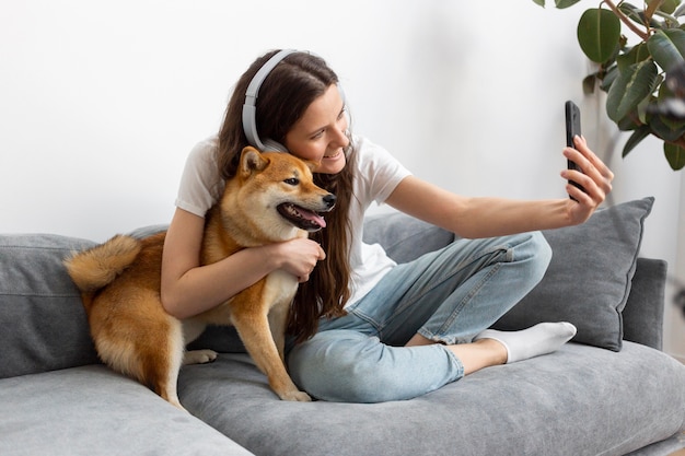 Mulher passando um tempo junto com seu cachorro