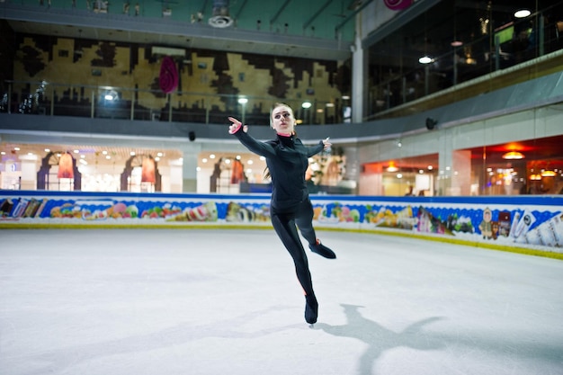 Foto grátis mulher patinadora artística na pista de patinação no gelo