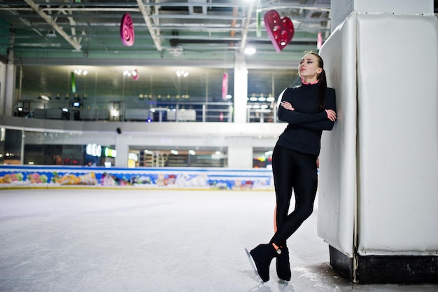 Mulher patinadora artística na pista de patinação no gelo