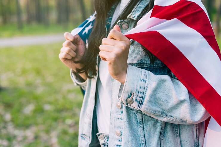 Foto grátis mulher patriótica com bandeira americana nos ombros