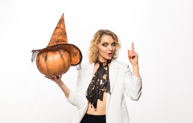 Mulher pensativa com abóbora de outubro menina de halloween apontando o dedo para cima do traje de halloween jack o Foto Premium