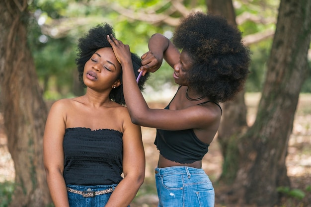 Mulher penteando o cabelo tiro médio