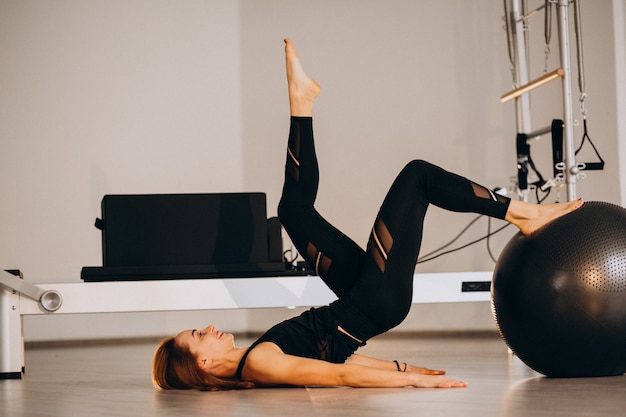 Foto grátis mulher, pilates, com, um, bola