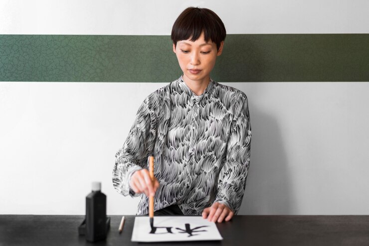 Foto grátis mulher pintando com pincel de frente