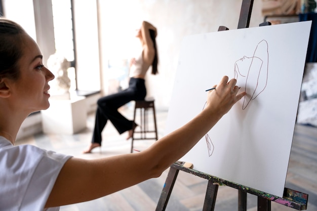 Mulher pintando em tela de perto