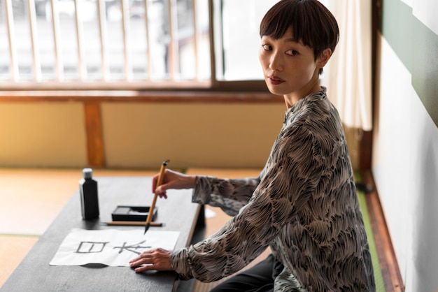 Foto grátis mulher pintando letras de lado