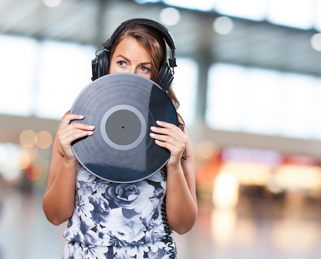 Foto grátis mulher por trás de um vinil