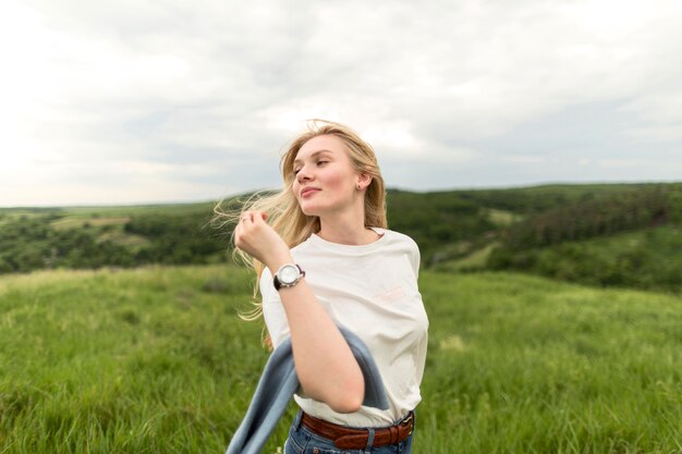 Mulher posando ao ar livre na natureza