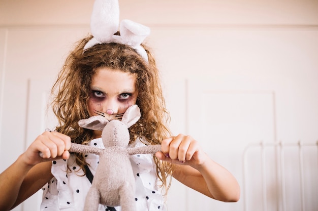 Foto grátis mulher posando com brinquedo de coelho