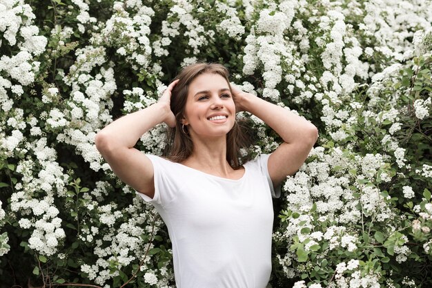 Mulher posando com flores behing