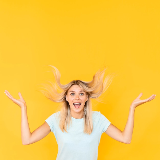 Foto grátis mulher posando com fundo amarelo