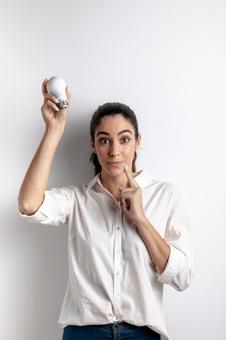 Foto grátis mulher posando com lâmpada e cópia espaço