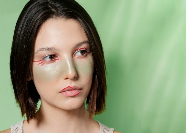 Foto grátis mulher posando com o rosto pintado