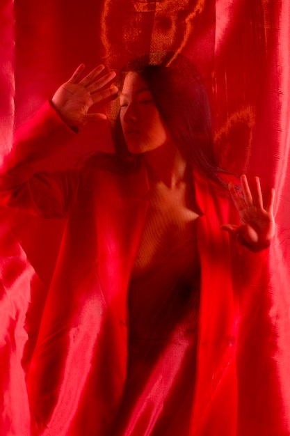 Mulher posando com pano vermelho