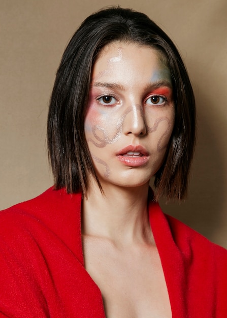 Foto grátis mulher posando com rosto pintado e sombra para os olhos