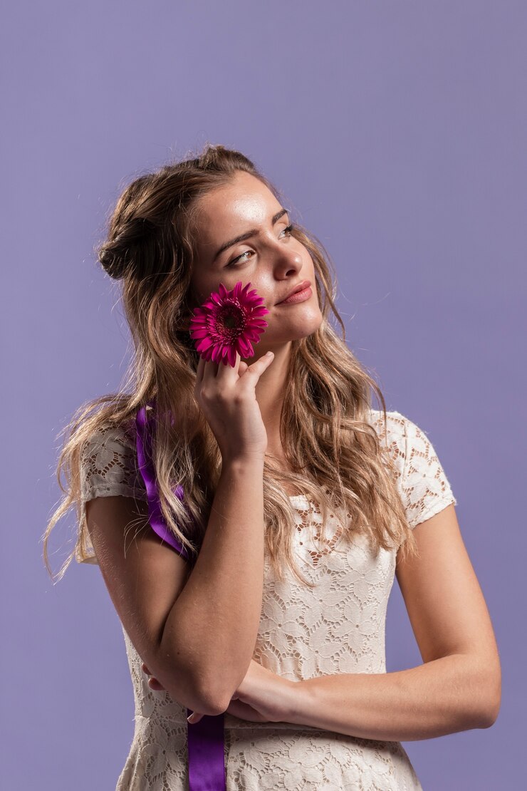 Foto grátis mulher posando com um crisântemo