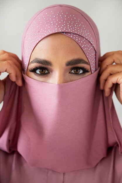 Foto grátis mulher posando com vista frontal de hijab rosa